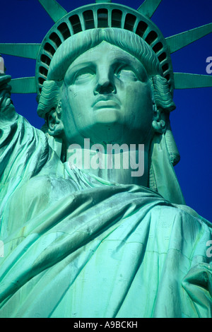 FACE À LA STATUE DE LA LIBERTÉ MONUMENT NATIONAL LIBERTY ISLAND PORT DE NEW YORK NEW YORK USA Banque D'Images