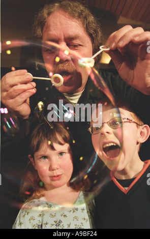 Mr Bubbles divertit les enfants à Edinburgh International Science Festival Banque D'Images