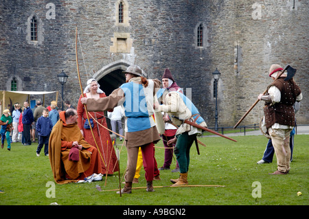La Compagnie de chevalerie médiévale reconstitution de la vie dans l'année 1370 au château de Caerphilly South Wales UK