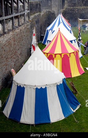 La Compagnie de chevalerie médiévale reconstitution de la vie dans l'année 1370 au château de Caerphilly South Wales UK Banque D'Images