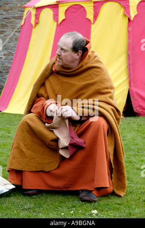 La Compagnie de chevalerie médiévale reconstitution de la vie dans l'année 1370 au château de Caerphilly South Wales UK Banque D'Images