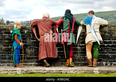 La Compagnie de chevalerie médiévale reconstitution de la vie dans l'année 1370 au château de Caerphilly South Wales UK Banque D'Images