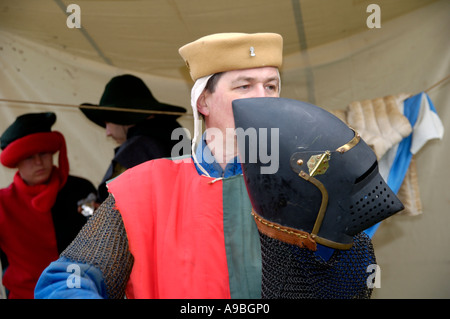 La Compagnie de chevalerie médiévale reconstitution de la vie dans l'année 1370 au château de Caerphilly South Wales UK Banque D'Images