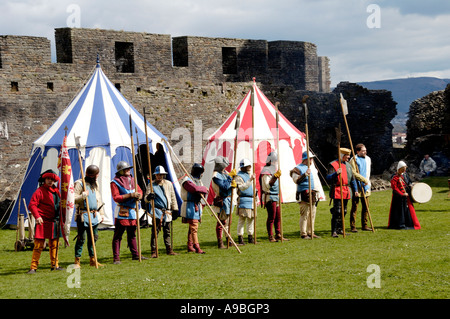 La Compagnie de chevalerie médiévale reconstitution de la vie dans l'année 1370 au château de Caerphilly South Wales UK Banque D'Images