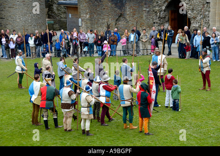 La Compagnie de chevalerie médiévale reconstitution de la vie dans l'année 1370 au château de Caerphilly South Wales UK Banque D'Images