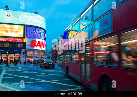 Bus et Piccadilly Circus nightlife réflexions dans West End of London England Banque D'Images