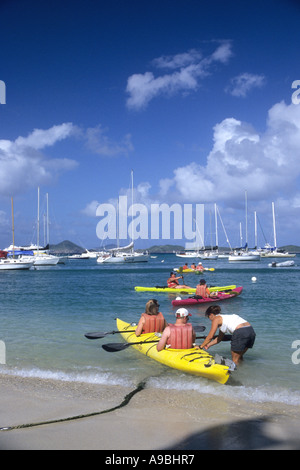 Les touristes s'essayer au canoë sur l'Isle St Jean.mer des Caraïbes Banque D'Images