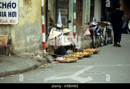 Deux femmes vendant des fruits, Phu Doan St, vieux quartier de Hanoi, Viet Nam Banque D'Images