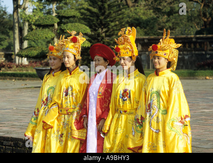 Des gens habillés en costumes à Hu Vuu Royal Pavillion, enceinte impériale, Hue, Viet Nam Banque D'Images