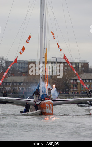 ELLEN MACARTHUR NAVIGUE SON CHEMIN LE LONG DE LA TAMISE JUSQU'À TOWER BRIDGE DANS SON TRIMARAN B Q Banque D'Images