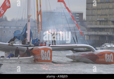 ELLEN MACARTHUR NAVIGUE SON CHEMIN LE LONG DE LA TAMISE JUSQU'À TOWER BRIDGE DANS SON TRIMARAN B Q Banque D'Images