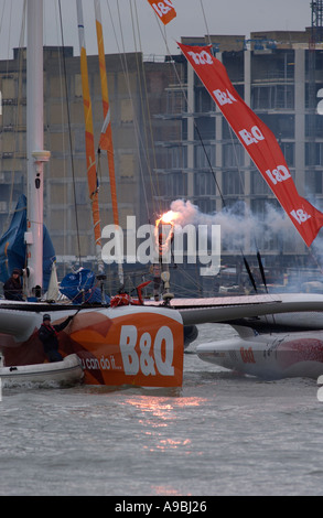 ELLEN MACARTHUR NAVIGUE SON CHEMIN LE LONG DE LA TAMISE JUSQU'À TOWER BRIDGE DANS SON TRIMARAN B Q Banque D'Images