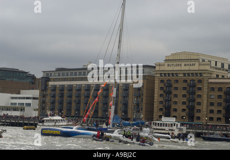 ELLEN MACARTHUR NAVIGUE SON CHEMIN LE LONG DE LA TAMISE JUSQU'À TOWER BRIDGE DANS SON TRIMARAN B Q Banque D'Images