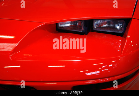 Voiture sport rouge Fast close up avec projecteurs avant Banque D'Images