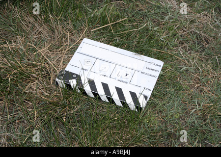 Clapper board allongé dans l'herbe Banque D'Images