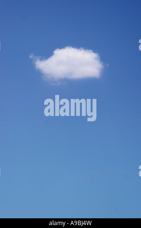 Un seul petit nuage dans un ciel bleu clair Banque D'Images