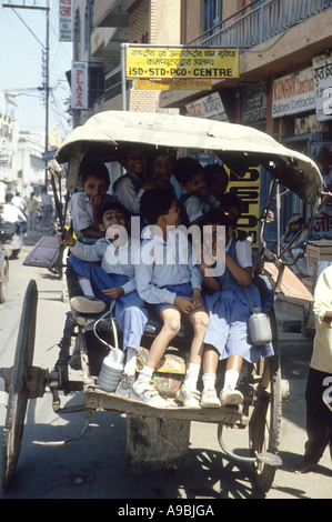 Un rickshaw pleine d'enfants prises à l'école de Delhi Inde Banque D'Images