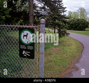 Inscription en français et anglais rappelant aux promeneurs de chiens à ramasser dans un parc public chien poo zone marche banlieue d'Ottawa Banque D'Images