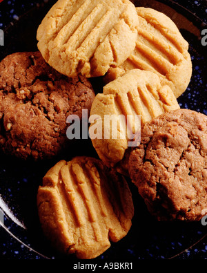 Beurre d'arachide maison et biscuits au chocolat, gros plan sur une assiette en porcelaine de style camp Banque D'Images