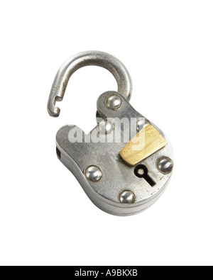 Un cadenas ouvert sur fond blanc avec clipping path Banque D'Images