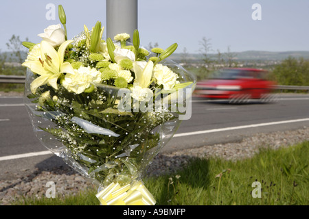 La mort d'un excès de voiture fleurs marquant l'endroit d'un accident de la route mortel Banque D'Images