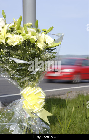La mort d'un excès de voiture fleurs marquant l'endroit d'un accident de la route mortel Banque D'Images