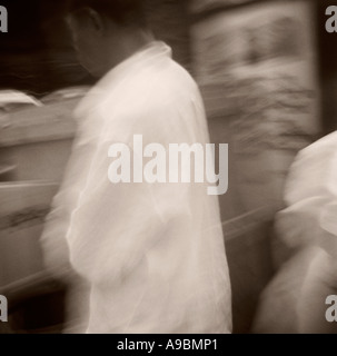 Photo floue d'un homme afro-américain portant une chemise blanche - New York City Banque D'Images