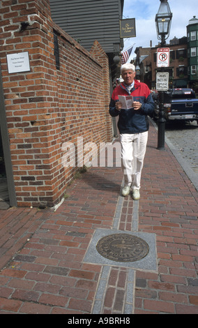 Visiteur de Boston Massachusetts suit les 2,5 kilomètres ,4Kms ,brique rouge ligne marquée Freedom Trail de 16 sites historiques (sites touristiques) Banque D'Images