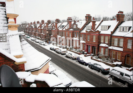 Scène d'hiver dans la rue de banlieue Banque D'Images