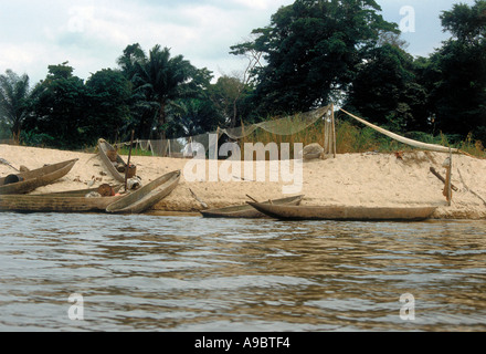 Logboats au fleuve Congo République du Congo Congo Brazzaville Banque D'Images