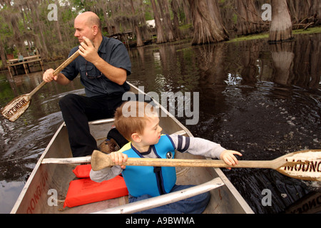 Le père et le jeune fils du canoë. Texas USA Caddo Lake Banque D'Images