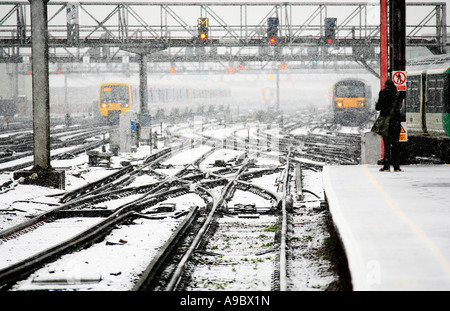 Les trains urbains dans la neige à la station London Bridge Banque D'Images