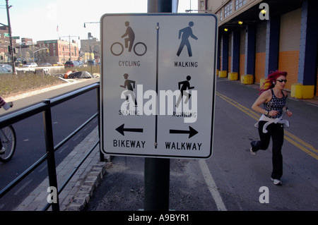 Pathways divisé entre les vélos et les joggeurs et coureurs et marcheurs à Hudson River Park Banque D'Images