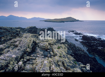 La côte rocheuse et Coulagh Bay sur la péninsule de Beara Comté de Cork Irlande Banque D'Images