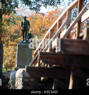 Minute Man statue et pont de bois à Concord, Massachusetts, USA Banque D'Images