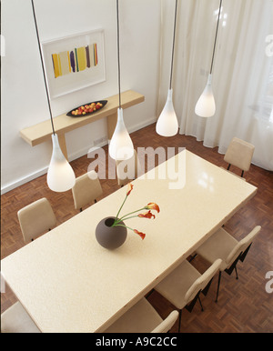 Table de salle à manger moderne et blanc pendentif éclairage à partir de ci-dessus Banque D'Images