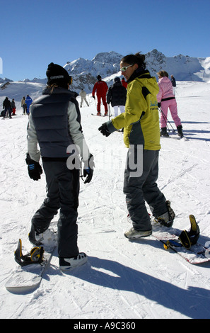 Élève et moniteur de snowboard sur les pistes de St Moritz Suisse Banque D'Images