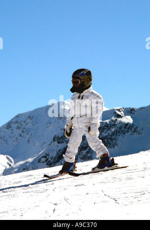 Casque de ski enfant portant sur les pistes de ski Banque D'Images