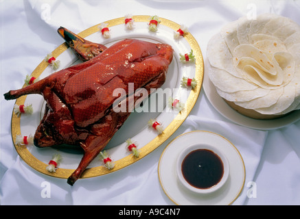 Le canard de Pékin la peau croustillante servi avec sauce et pancake Banque D'Images