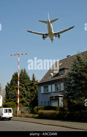 L'approche de l'Aéroport International de Düsseldorf, Jet, de l'Allemagne. Banque D'Images