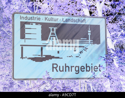 Ruhr signe sur autoroute A52 près de Düsseldorf, Allemagne. Image négative. Banque D'Images