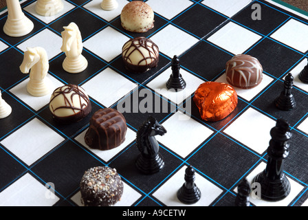 Chocolats de fantaisie sur un échiquier Banque D'Images