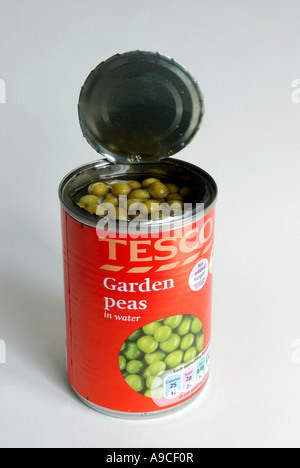 Peut de Tesco petits pois dans l'eau, ouvert. Banque D'Images