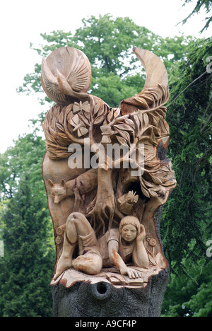 La sculpture d'arbres par Tom Harvey près de Pershore Abbaye, Worcestershire, Angleterre, RU Banque D'Images