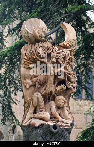 La sculpture d'arbres par Tom Harvey près de Pershore Abbaye, Worcestershire, Angleterre, RU Banque D'Images