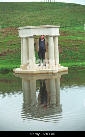 Ian Hamilton Finlay de sa maison et jardin de sculptures Liittle Dunsyre Sparte, en Ecosse Banque D'Images