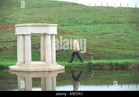 Ian Hamilton Finlay de sa maison et jardin de sculptures Liittle Dunsyre Sparte, en Ecosse Banque D'Images