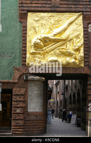 L'annonciateur de la lumière doré relief sur l'entrée de la rue Böttcherstraße Bottcher Hansestadt Bremen Allemagne Banque D'Images