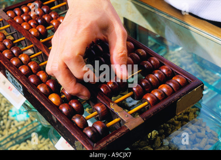 Abacus est utilisé aujourd'hui dans la médecine chinoise shop Pharmacie Hong Kong Chine Banque D'Images