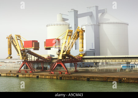 Les grues et les silos du port de Calais, France, Europe Banque D'Images